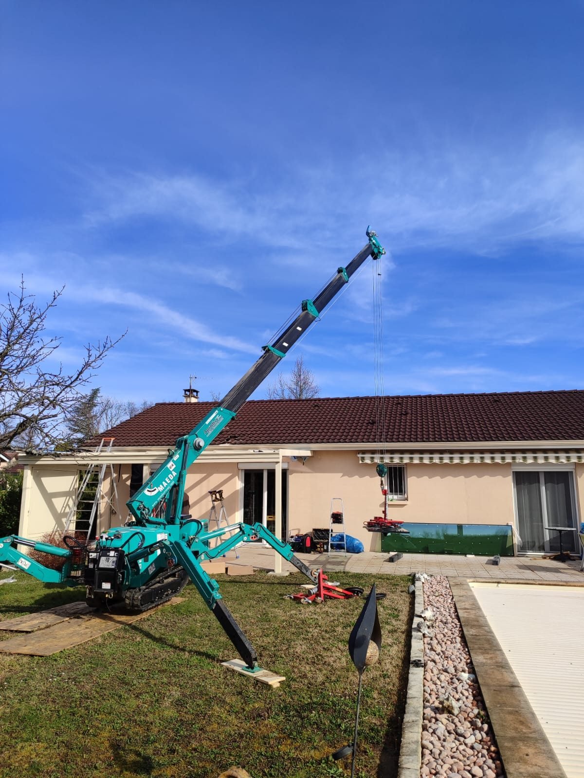 Mini-grue installée pour une pose de vitrages