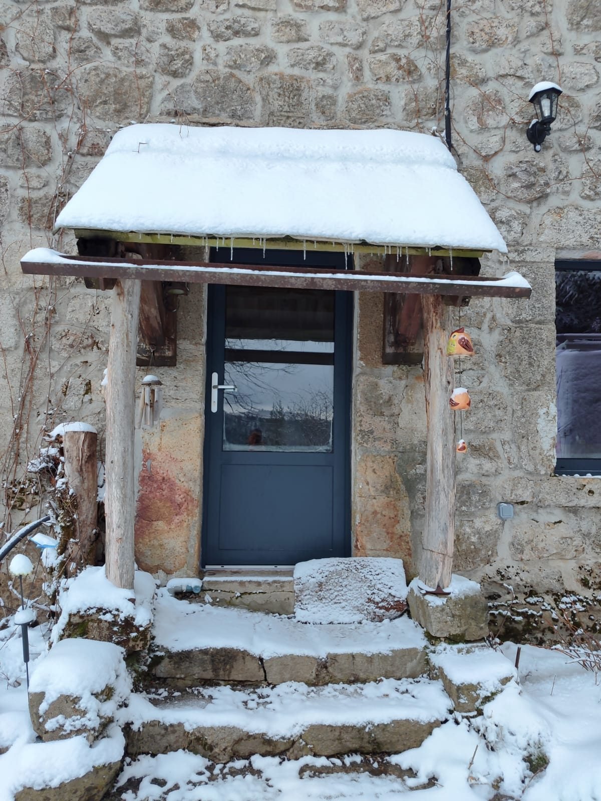 Après : porte grise vitrée sous un auvent