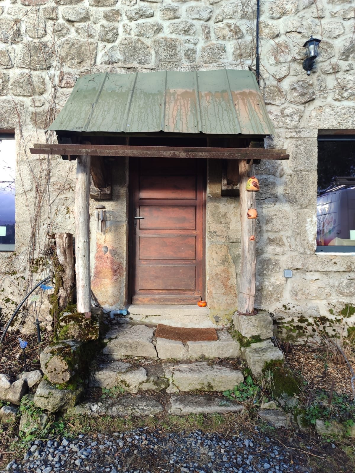 Avant : vieille porte en bois sous un auvent