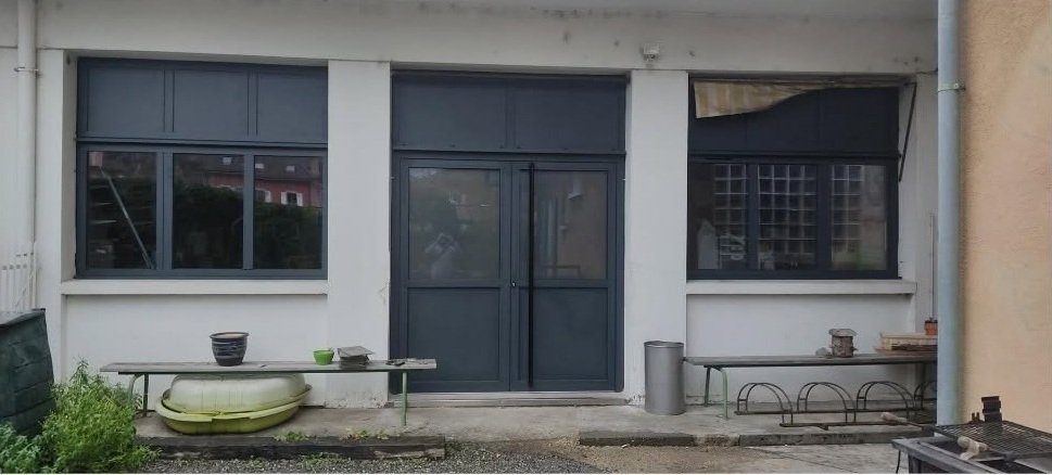 Après : façade d'atelier avec fenêtres et porte double anthracite