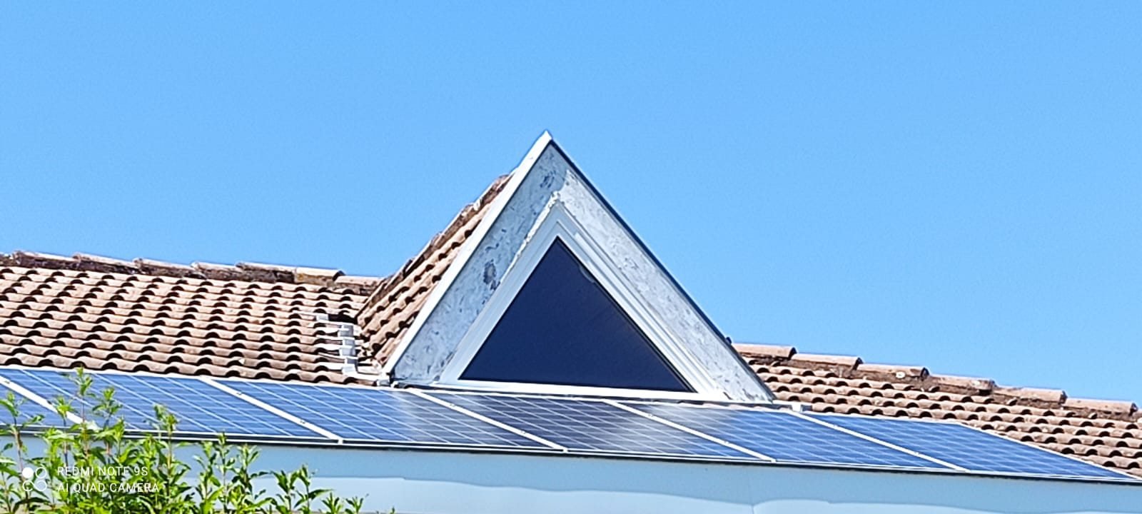Fenêtre triangulaire dans le pignon d'un toit