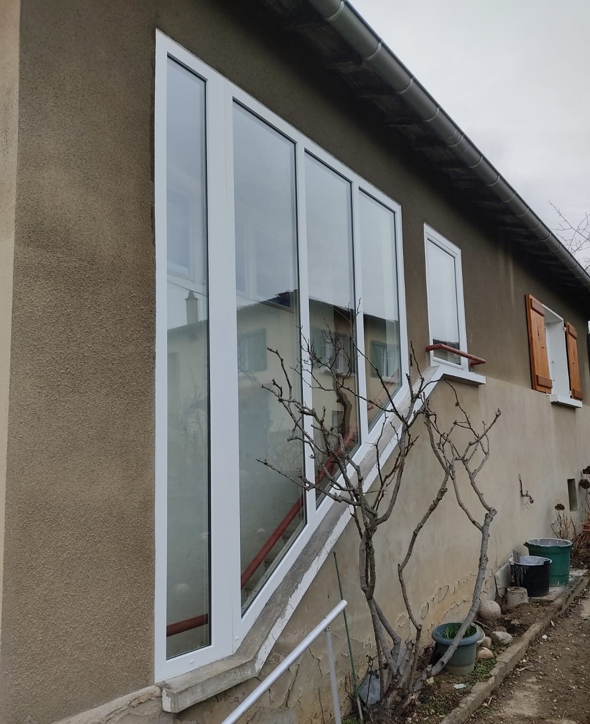 Grandes fenêtres blanches en angle sur une façade