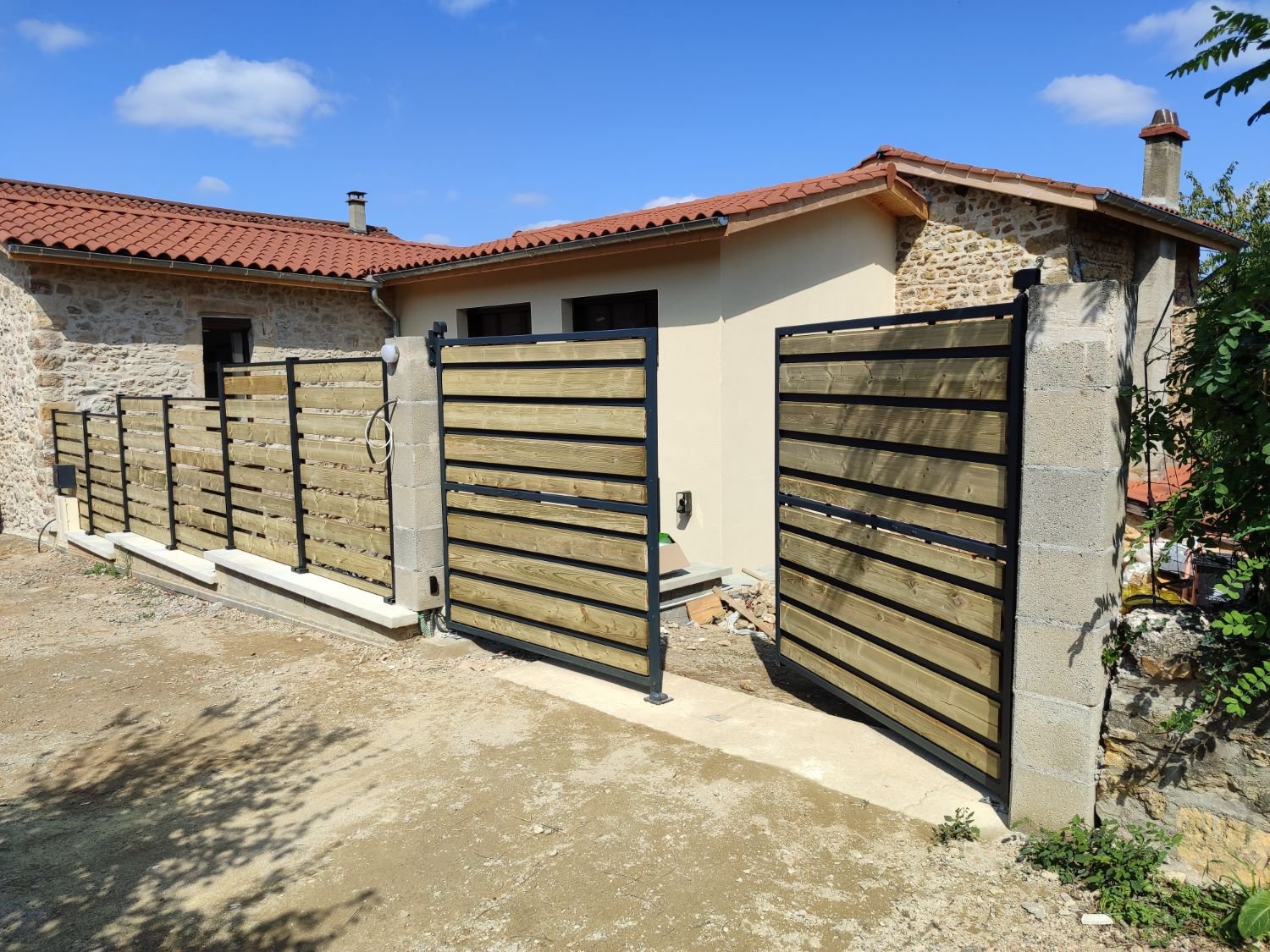 Portail et clôture en lames de bois sur cadre métal anthracite