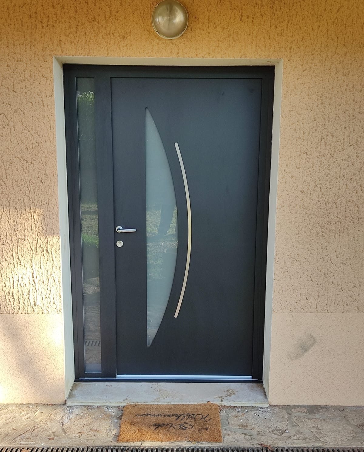 Porte d'entrée anthracite à vitrage courbe