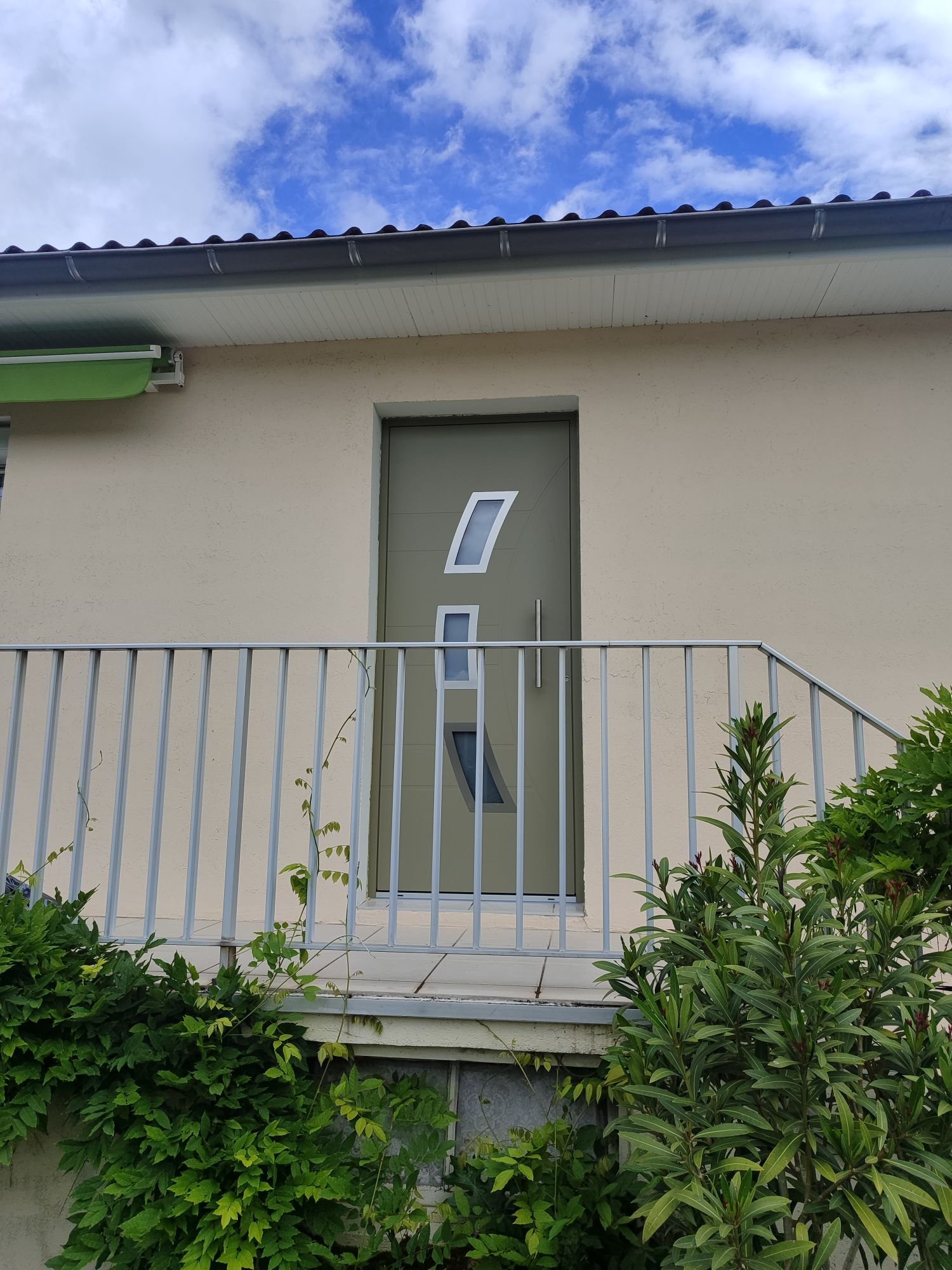 Porte d'entrée vert sauge posée par La Fourmi