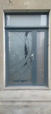 Après, côté rue : porte anthracite avec imposte fixe