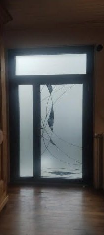 Après, côté intérieur : porte anthracite avec imposte fixe