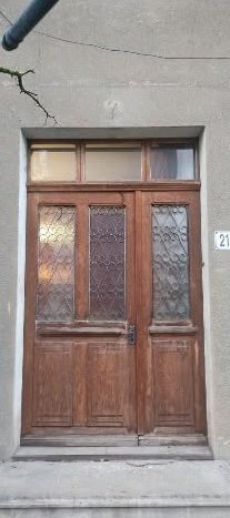 Avant, côté rue : ancienne porte double en bois