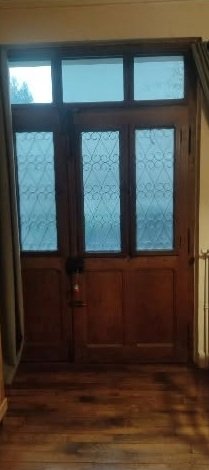 Avant, côté intérieur : ancienne porte en bois vitrée