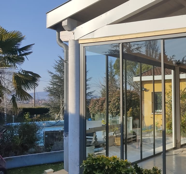 Terrasse fermée par de grands vitrages, vue de côté